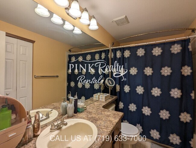Building Photo - 8560 Avens Cir