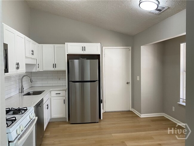 Building Photo - 136 Quail Hollow Dr