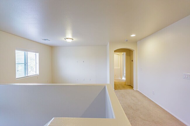 Building Photo - 4 Bedroom home located in Mountain's Edge