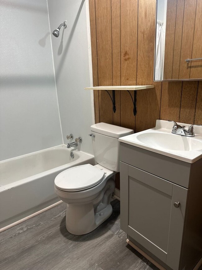 Building Photo - 2 Bedroom, 1 Bathroom Home w/ Fenced-In Backyard and Covered Front Porch in Downtown Springdale