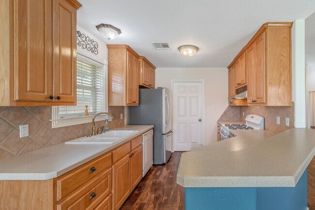 Building Photo - 3 Bed/ 2 Bath Home in Edelweiss Gartens Available for August Move In!