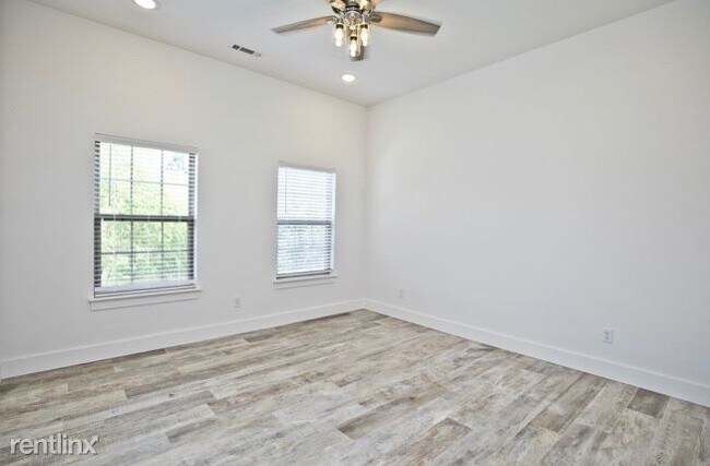 Building Photo - 4 br, 2.5 bath House - 2738 Livingston Square