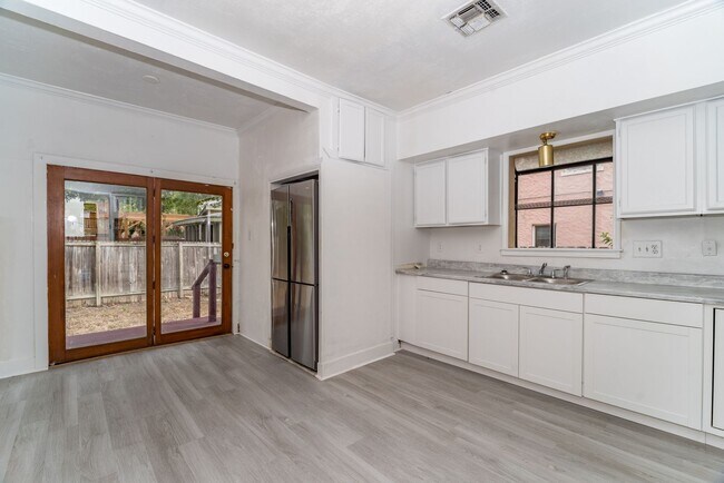 Building Photo - 2-BEDROOM COTTAGE IN TOBIN HILL