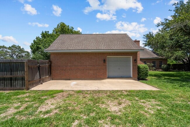 Building Photo - 616 Westwood Cir
