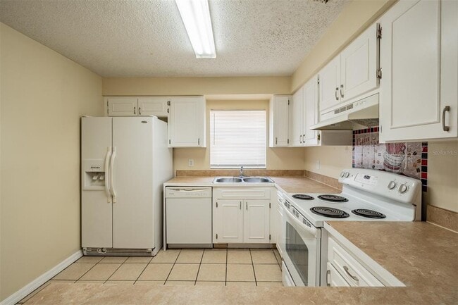 Building Photo - 9616 N Oklawaha Ave
