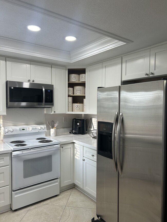Building Photo - 22765 Lakeway Dr