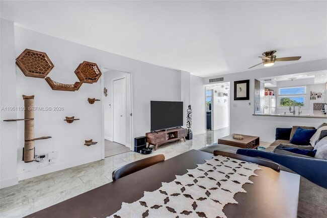 Building Photo - 120 Royal Pk Dr