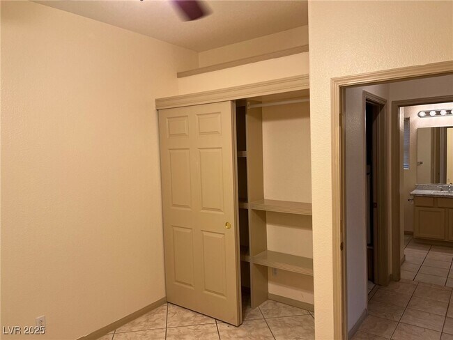 Building Photo - 5764 Yellowcrest Ct