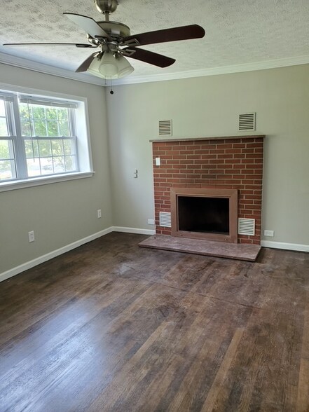 Building Photo - 102 Dogwood Ln