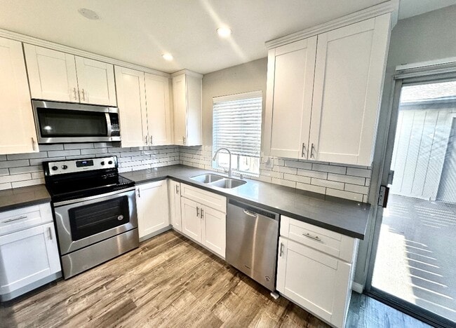 Building Photo - Stunning Townhome In Santee with Modern Fi...