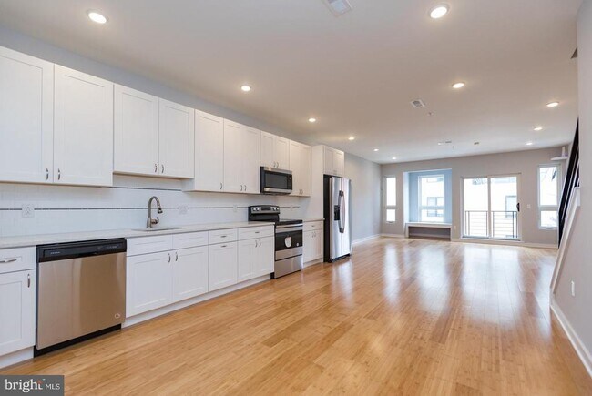 Building Photo - 2230 Frankford Ave