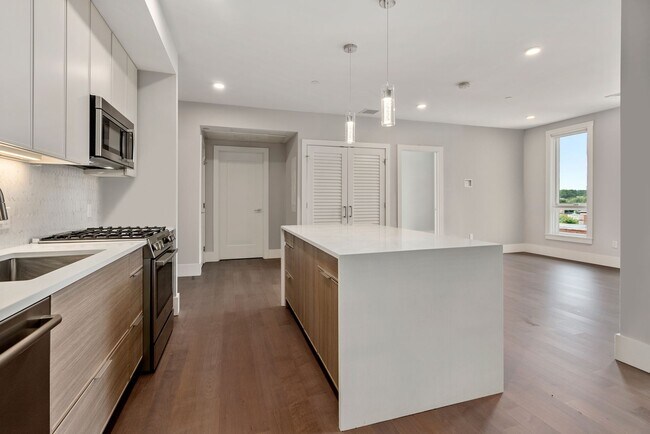 Building Photo - Jamaica Plain spacious studio w/ central a...