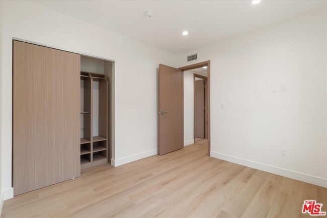 Building Photo - 5528 Sunnyslope Ave