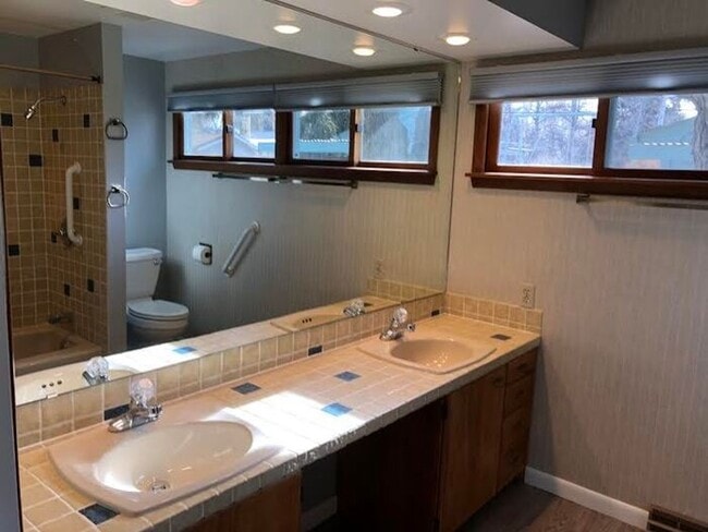 Building Photo - Beautiful 2 bed, 2 bath Old Town ranch one...