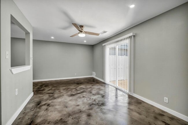 Building Photo - 2808 Skyway Cir