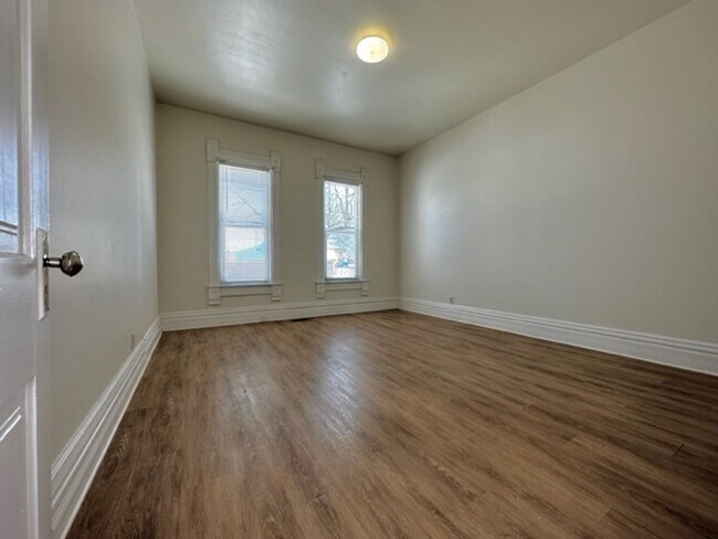 Building Photo - Beautiful 1 Bedroom 1 Bath Lower Duplex-Av...