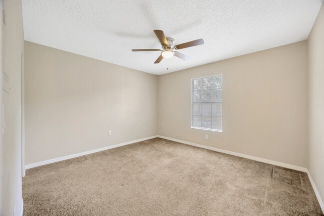 Building Photo - Lake Parsons Green