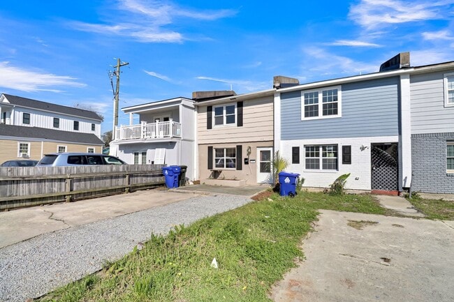 Building Photo - 4 BR, 2 BATH townhouse in downtown Charleston, SC.
