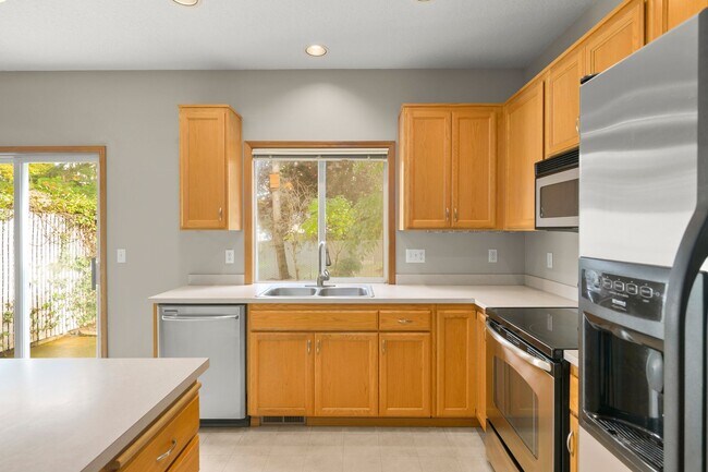 Building Photo - Fantastic Location - Beaverton 3 Bedroom, 2.5 Bath Townhome