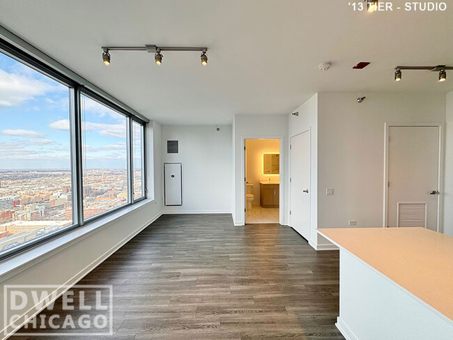 Building Photo - 1200 N La Salle Dr