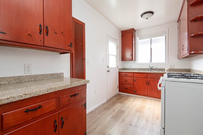 Kitchen - 11648 Chandler Blvd