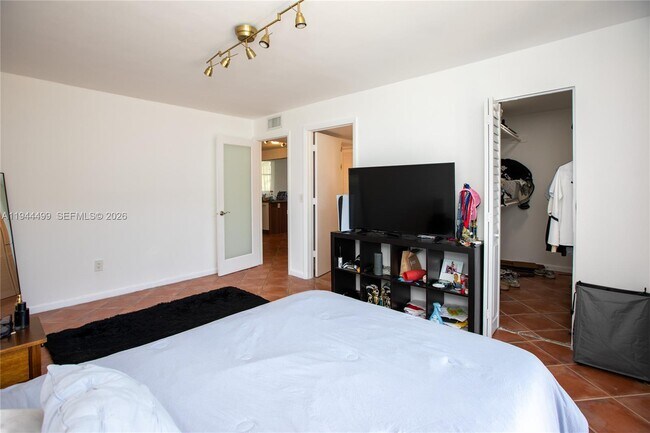 Building Photo - 1801 S Treasure Dr