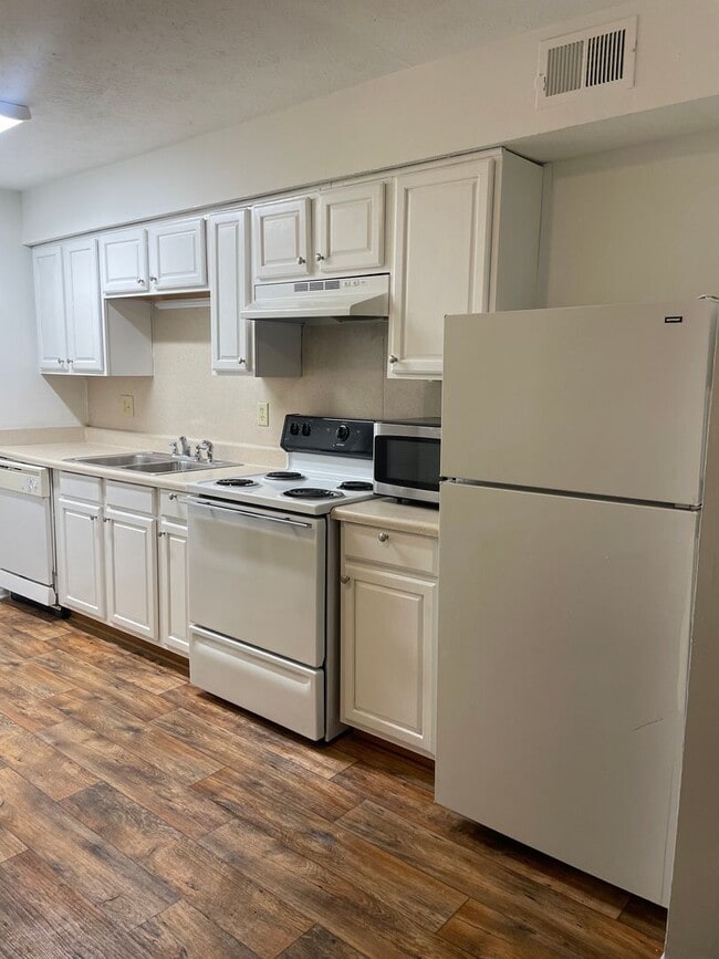 Building Photo - Modern 2-Bed, 1-Bath Oasis with Central Ai...