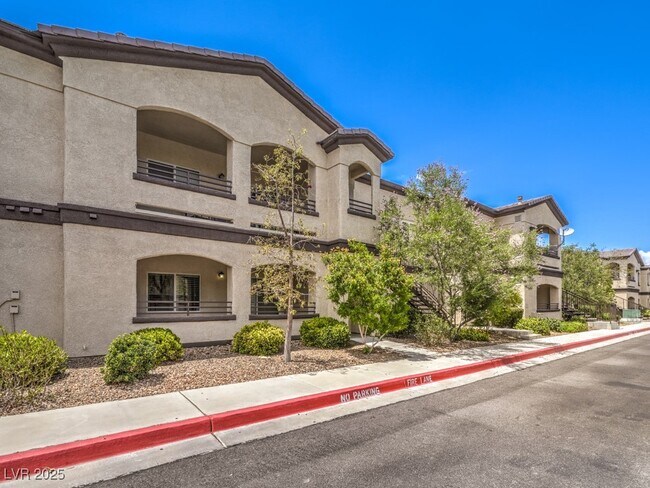 Building Photo - 2291 W Horizon Ridge Pkwy