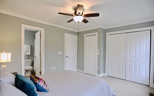 Building Photo - 250 E Delaware Ave