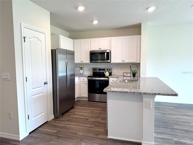 Building Photo - 1213 BALSAM Dr