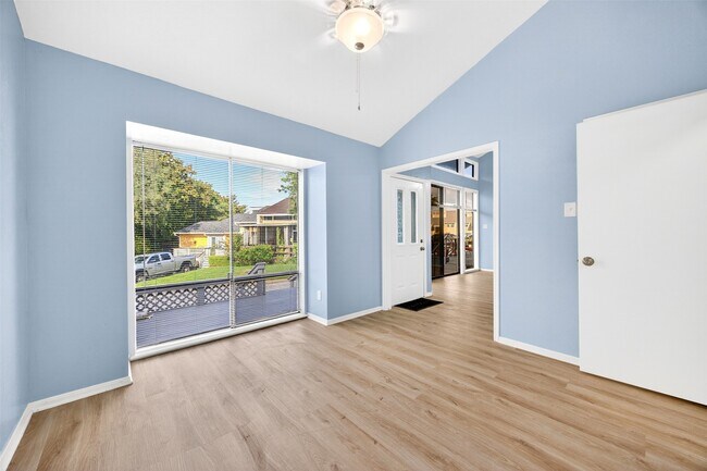 Building Photo - 17 April Point Dr N