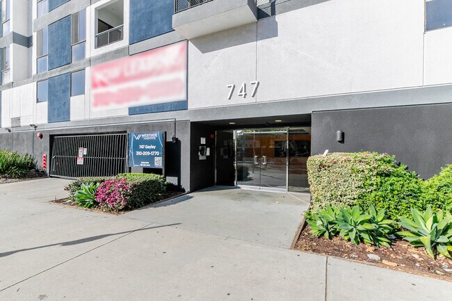 Building Photo - 747 Gayley Ave