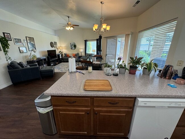 Building Photo - Paradise Cove Home!