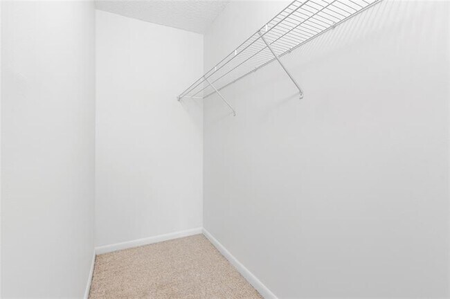 Building Photo - 410 Fanshaw J