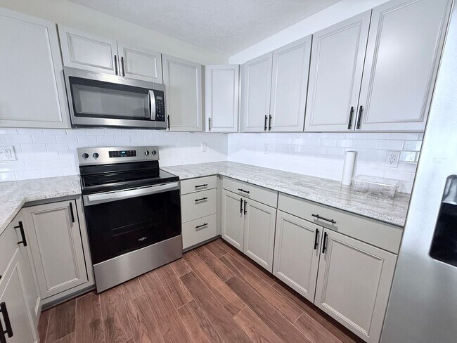 Building Photo - 3-Bed/2-Bath Sarasota Gem: Private Pool & Central Location!!