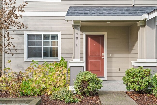 Building Photo - $1K move-in special! Sparkling clean newer 4-bdrm/3.5-bath townhome. 2-car garage, near Forest Park