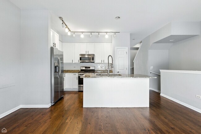 Building Photo - 346 E 25th Pl