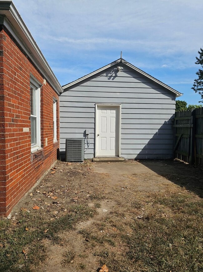 Building Photo - Very updated, cozy two bedroom across from BGHS
