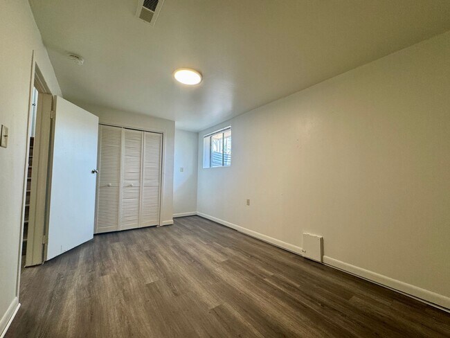 Building Photo - Beautiful 5 bedroom 2.5 bathroom home available NOW!!!