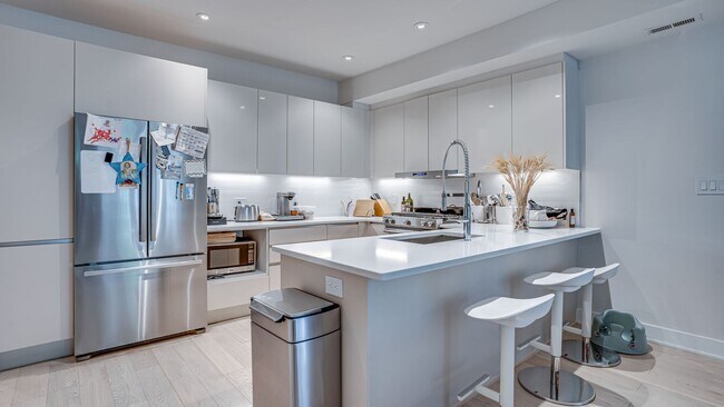 Building Photo - Luxurious Living in NW DC!