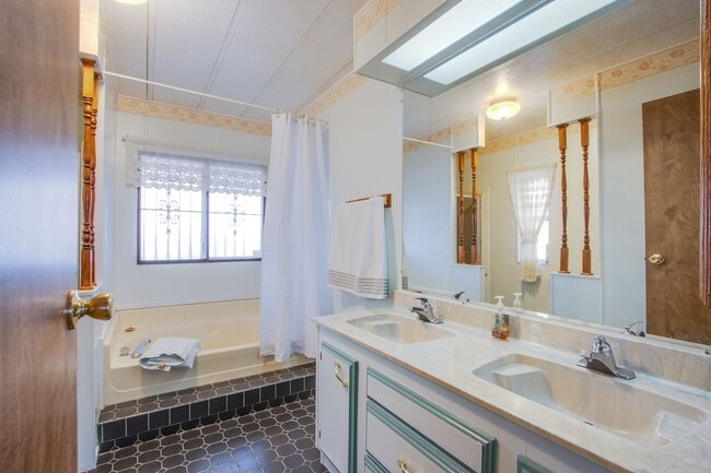 Building Photo - 55+ community 2 bed 2 bath