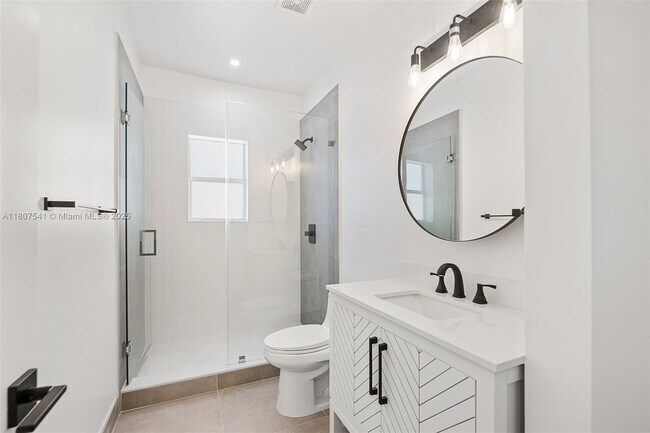 Building Photo - 403 SW 12th Ave