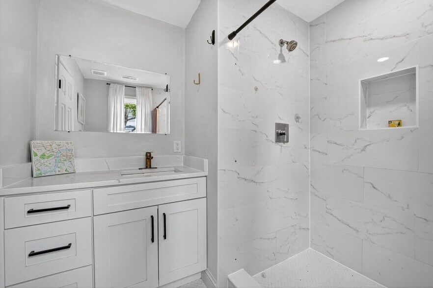 Building Photo - 6017 Inwood St