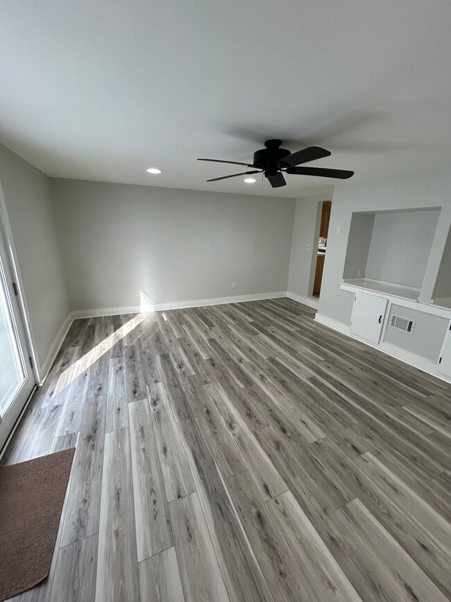 Building Photo - 1284 S Bay Rd