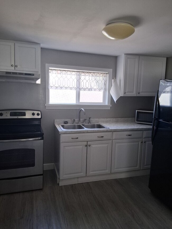 Building Photo - 1BR//1 B  Single Family Home  Mapleside Ne...