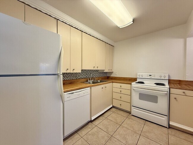 Building Photo - 1502 W Country Club Dr