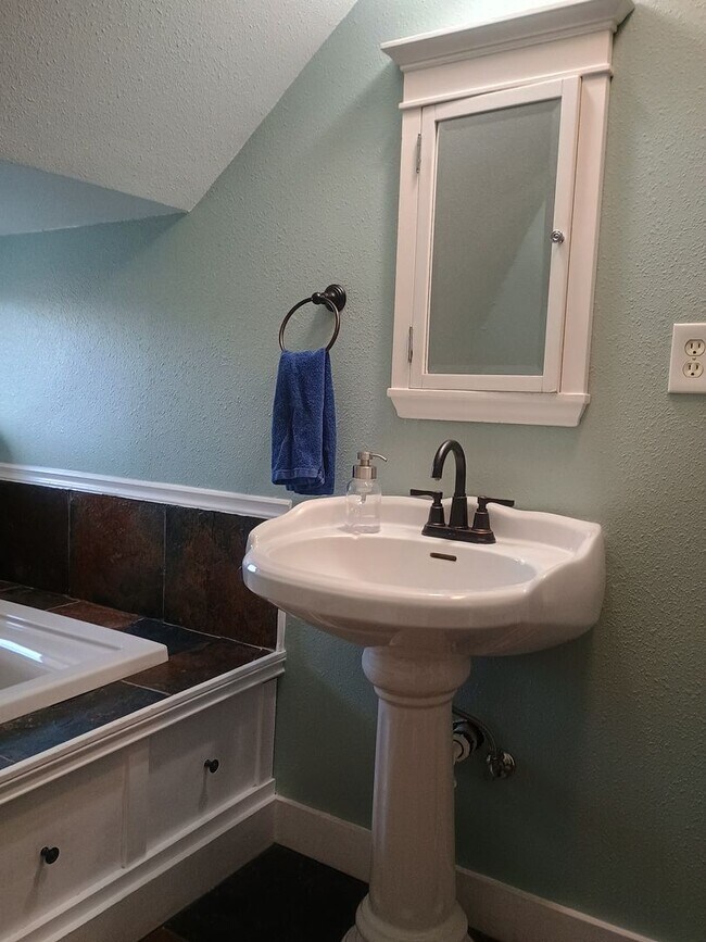 Building Photo - Spacious Craftsman in the Heart of North Spokane