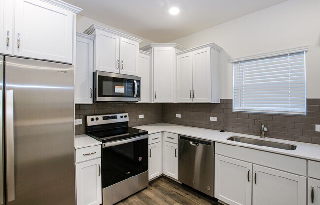Building Photo - BEAUTIFUL 3BD/2.5BTH Townhome - Belmont - JULY MOVE IN