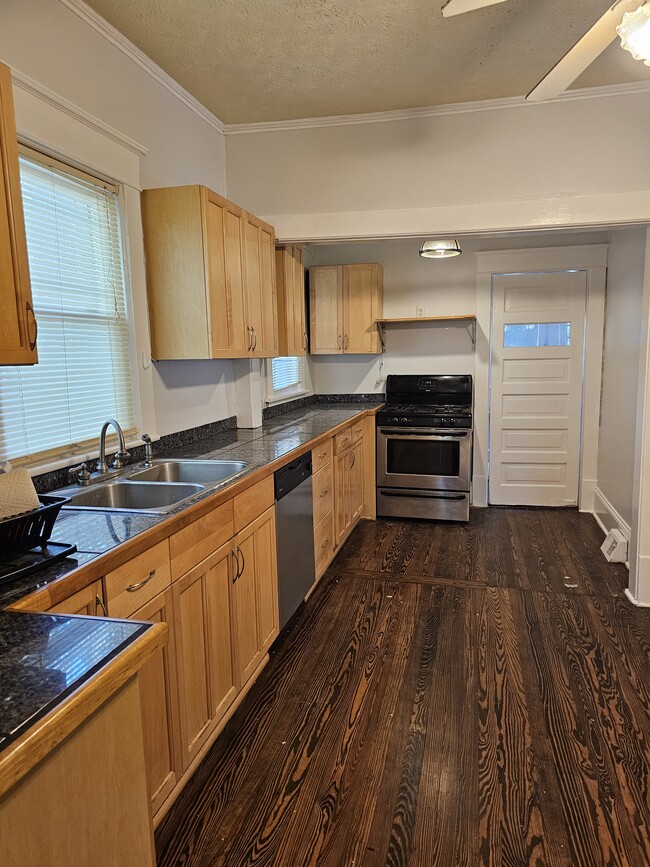 Building Photo - 920 N Church St