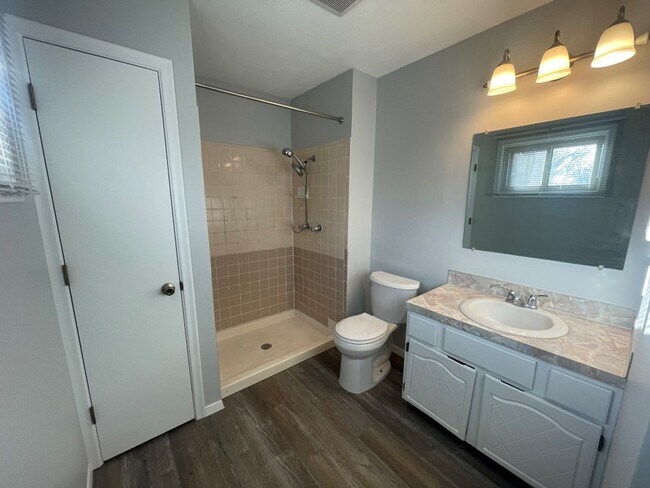 Building Photo - Home For Rent Bellevue.